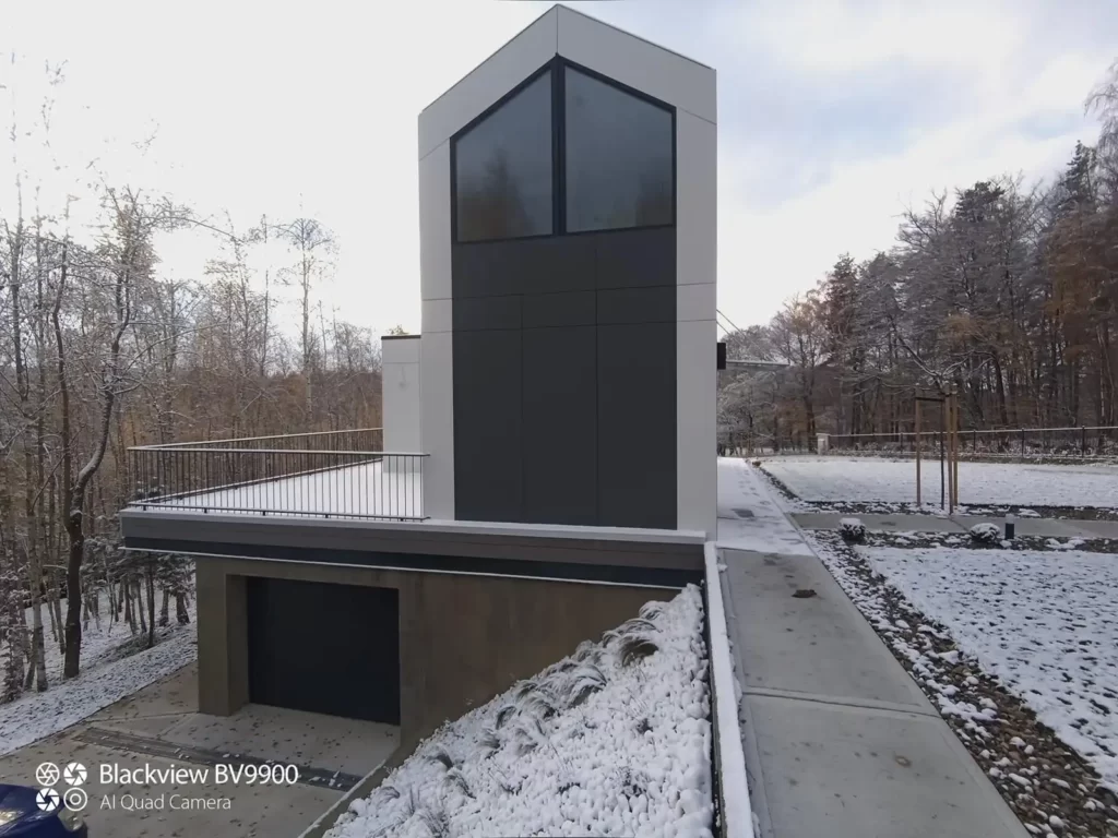 brama garażowa UniTherm i okna PCV od firmy Wiśniowski zamontowane przez salon MK Projekt z Brzeska